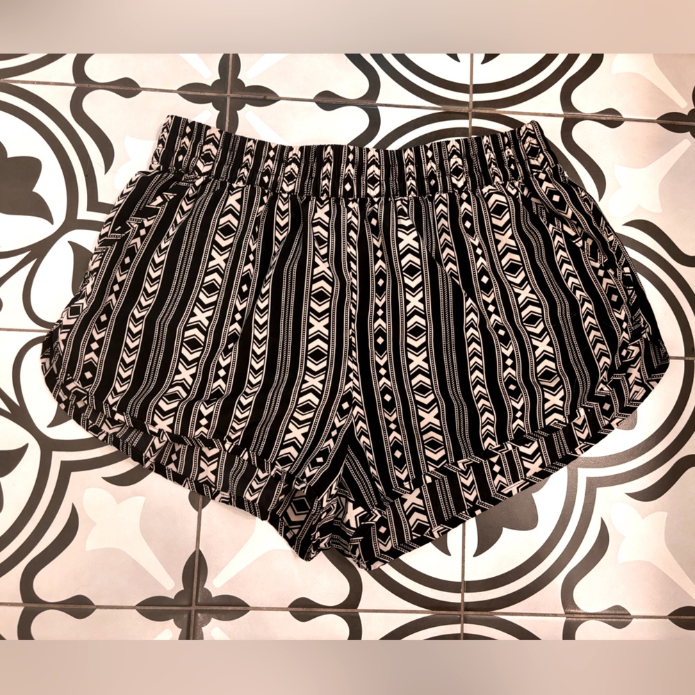 Forever 21 black and beige shorts - SMALL